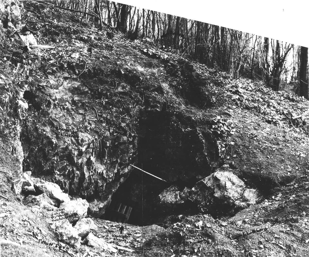 Volmeabstieg/19760425_EU_D_NW_HA-Staplack_HoehleAmVolmeabstieg_Eingangsbereich_Montage_mit_Erlaeuterungen_(Fotos_JohannJanssen)_1200x0998