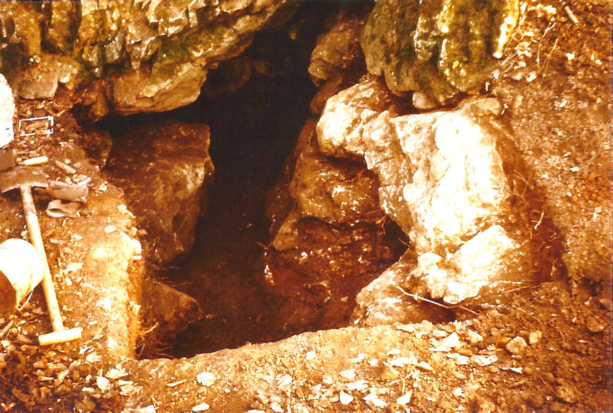 Volmeabstieg/197604xx_E-14A_FA0256_EU_D_NW_HA-Staplack_HoehleAmVolmeabstieg_Eingang_1200x0800