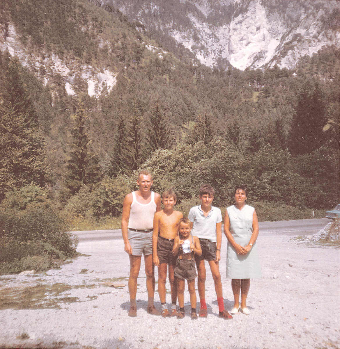 A/19710xxx_Familienfoto_auf_der_Urlaubsrueckfahrt_in_den_Alpen