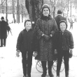 D/NRW/HA/Stadtgarten/19660xxx_FA0120_Hagen_Im_Stadtgarten_mit_Klaus_und_Mutter_oberhalb_des_Eingangs_Gruenstrasse