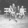 D/NRW/HA/Stadtgarten/19670xxx_FA0133_Hagen_Stadtgarten_Drei_Soehne_mit_Vater_auf_der_Bank_am_Schwanenteich
