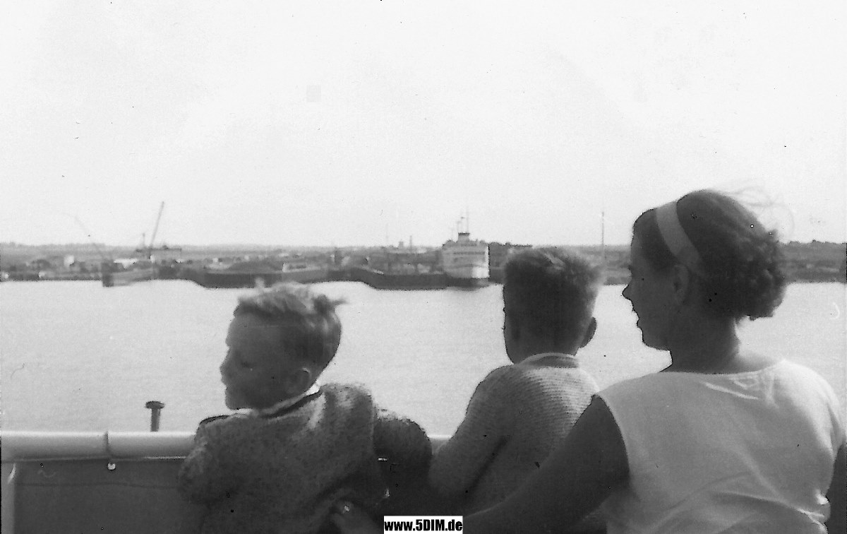 EU/D/SH/OH/Fehmarn/Puttgarden/19630xxx_FA0079_EU_D_SH_OH_Fehmarn_Puttgarden_Faehrhafen_von_See_DETAIL_Gesichter_SW_1200x0756
