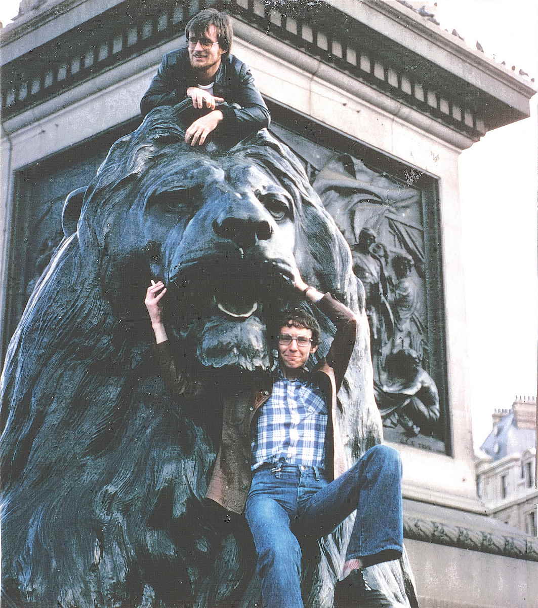 EU/GB/England/London/19780926-1615_0P13_Fotoalbum0386_Mit_besaenftigtem_Loewen_auf_dem_Trafalgar_Square