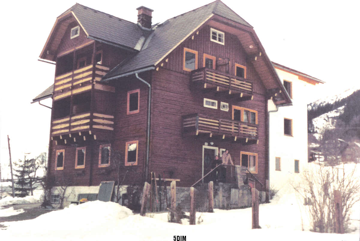 EU/A/Ramsau/197504xx_04-14_Fotoalbum0204_mit_Christof_vor_dem_Ferienhaus_in_der_Ramsau_1200x0804