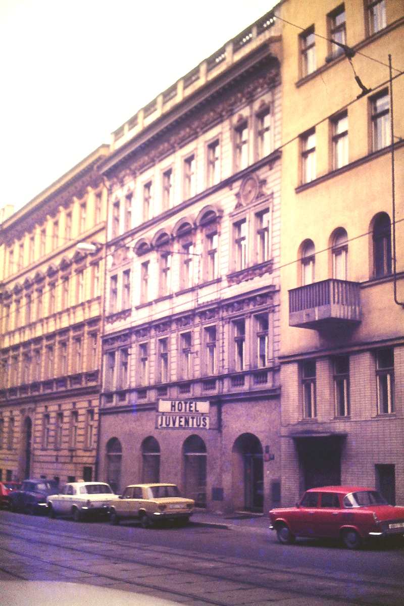 CZ/Prag/Altstadt/19771010-1(500)_J_31_(E_25)_CZ_Prag_Altstadt_HotelJuventus_Frontansicht