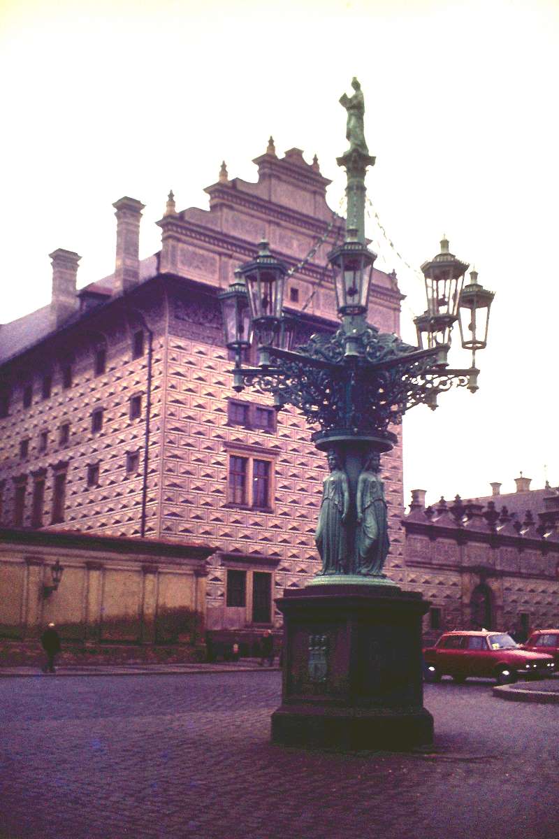 CZ/Prag/Kleinseite/19771011-1(0)xx_J_39_(E_28)_CZ_Prag_Kleinseite_Hradshin_Vorplatz_Bronzelaterne