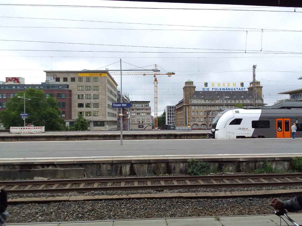 EU/D/NRW/E/City/Hbf/20220711s0930i59_EU_D_NW_E-City_EssenHbf_Hauptpost+Handelshof_vom_Bahnsteig_aus_1200x0900