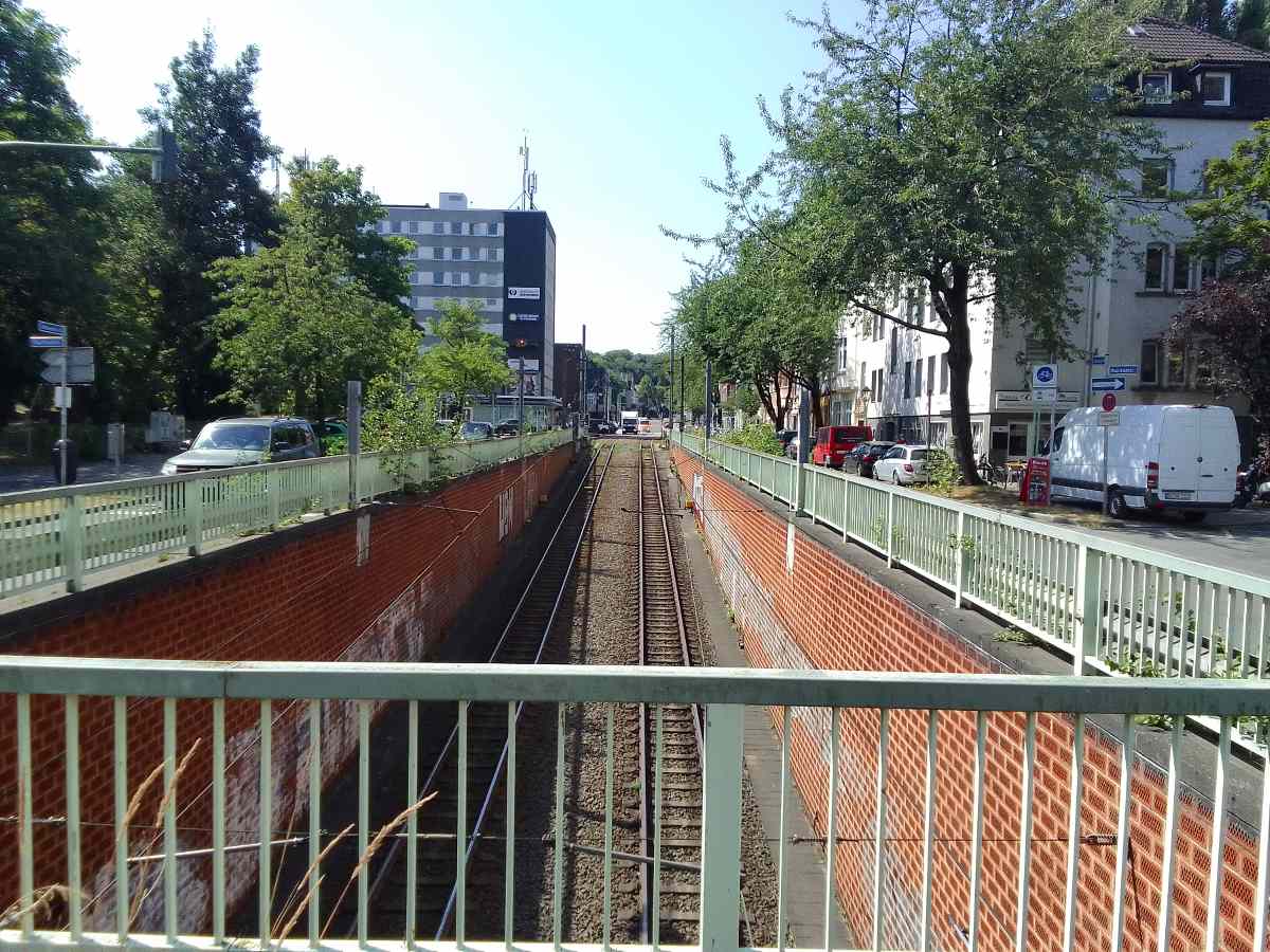 EU/D/NRW/E/Ruettenscheid/RuettenscheiderStrasse/20220719s1123i05_EU_D_NW_E-Ruettenscheid_RuettenscheiderStrasse_mit_Einmuendung_der_Manfredstrasse_gen_Bredeney_1200x0900