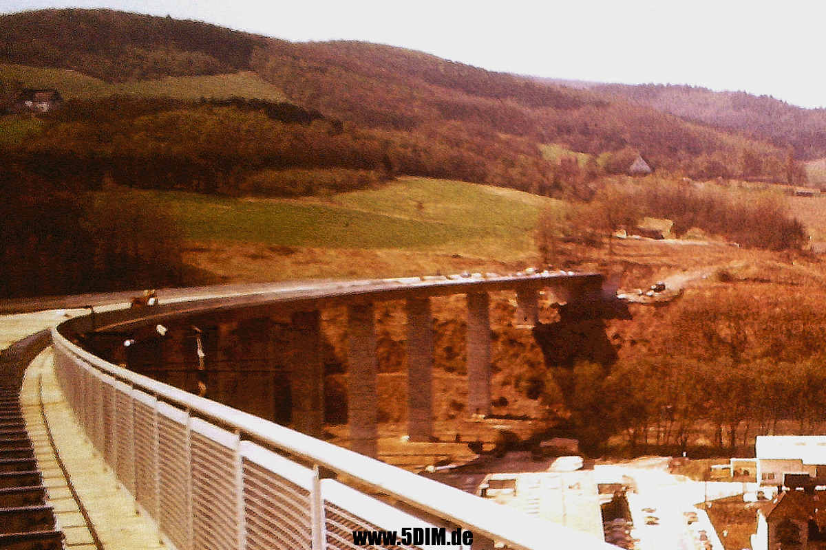 EU/D/NRW/HA/Delstern/Volmetalbruecke/1976042(5)-xxxx_E_19_(C_18)_D_NW_HA-Delstern_Volmeabstieg_Volmebruecke_Blick_gen_Rolande_DETAIL_Roland_1200x0800