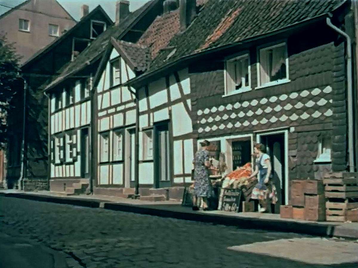 EU/D/NRW/HA/Eilpe/Riegestrasse/1956xxxx_EU_D_NW_HA-Eilpe_Riegestrasse_Strassenszene_(Hagen-Film_von_PaulKellermann)