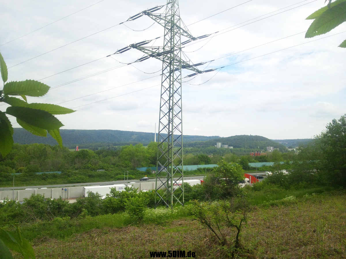 EU/D/NRW/HA/Funckenhausen/20210603s1105_DSC_6640_EU_D_NW_HA-Funckenhausen_Blick_von_der_Hochspannungsschneise_ueber_den_BAB1-Rastplatz_zum_Kaisberg_1200x0900