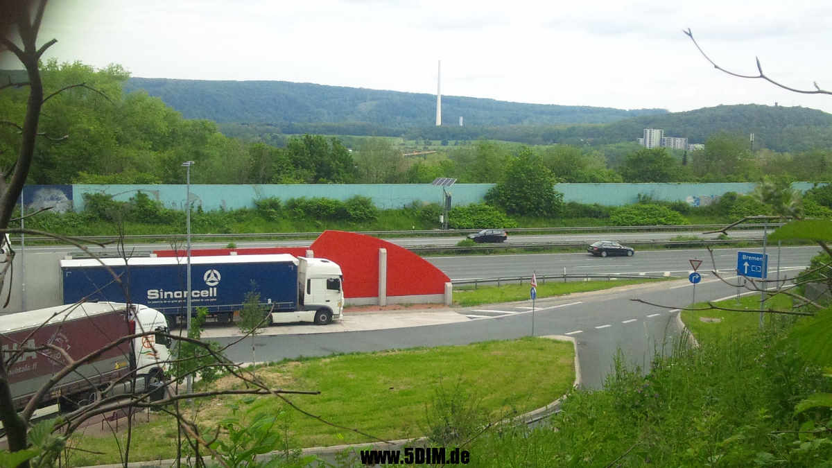 EU/D/NRW/HA/Funckenhausen/20210603s1109_DSC_6644_EU_D_NW_HA-Funckenhausen_Blick_von_der_Hochspannungsschneise_ueber_den_BAB1-Rastplatz_zum_Kaisberg_1200x0675