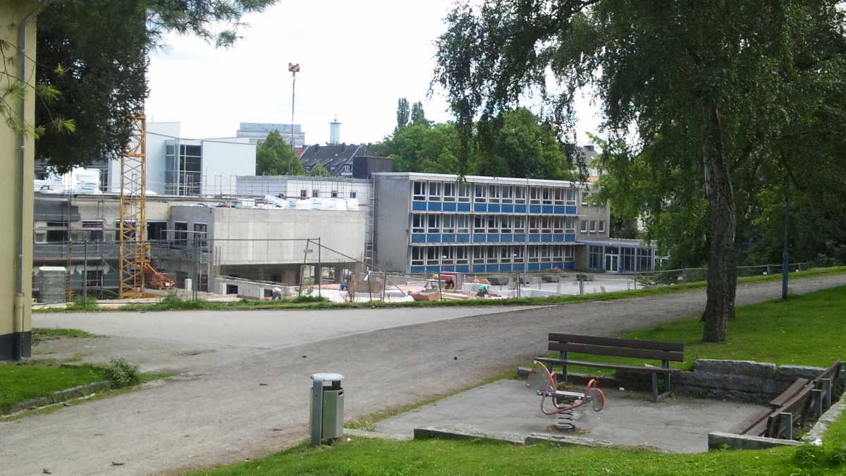 EU/D/NRW/HA/Hagen/AmBuschey/20120804s1248_DSC_0061_D_NW_HA-City_AmBuschey_ehemals_Grundschule+Hallenbad_an_der_Hochstrasse_KLEIN