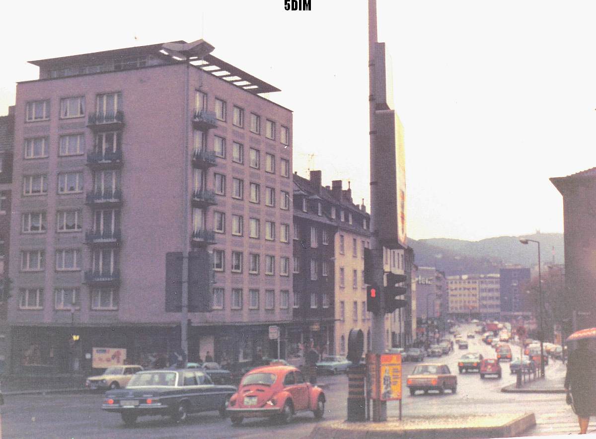 EU/D/NRW/HA/Hagen/Badstrasse/19750414_04-39_EU_D_NW_HA-City_Badstrasse_vom_Emilienplatz_aus_1200x0884.jpg