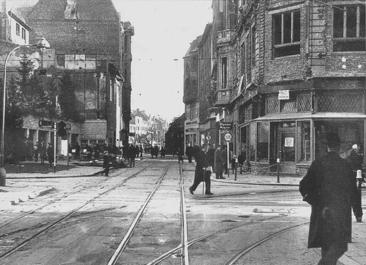 EU/D/NRW/HA/Hagen/ElberfelderStrasse/KreuzungKampstrasse/S194xxxxx_SW-Foto_EU_D_NW_HA-City_ElberfelderStrasse_Kreuz_Kampstrasse_gen_Mittelstrasse_um_1947_(Quelle_UEBlock)_1200x0868