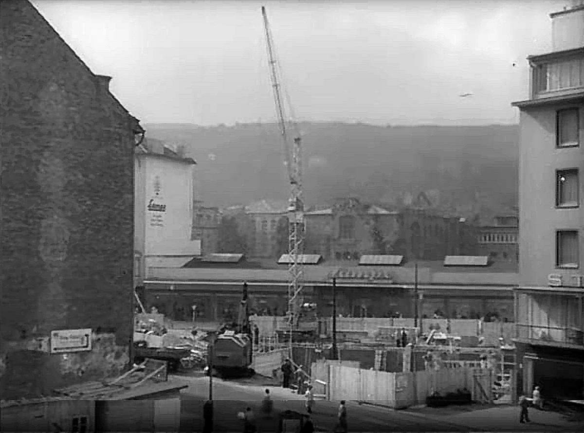 EU/D/NRW/HA/Hagen/Elberfelderstrasse/Ostende/1953xxxx_EU_D_NW_HA-City_Elberfelderstrasse_KaufhausLampe_mit_KEO-Museum_im_Hintergrund_(RolfMRost)