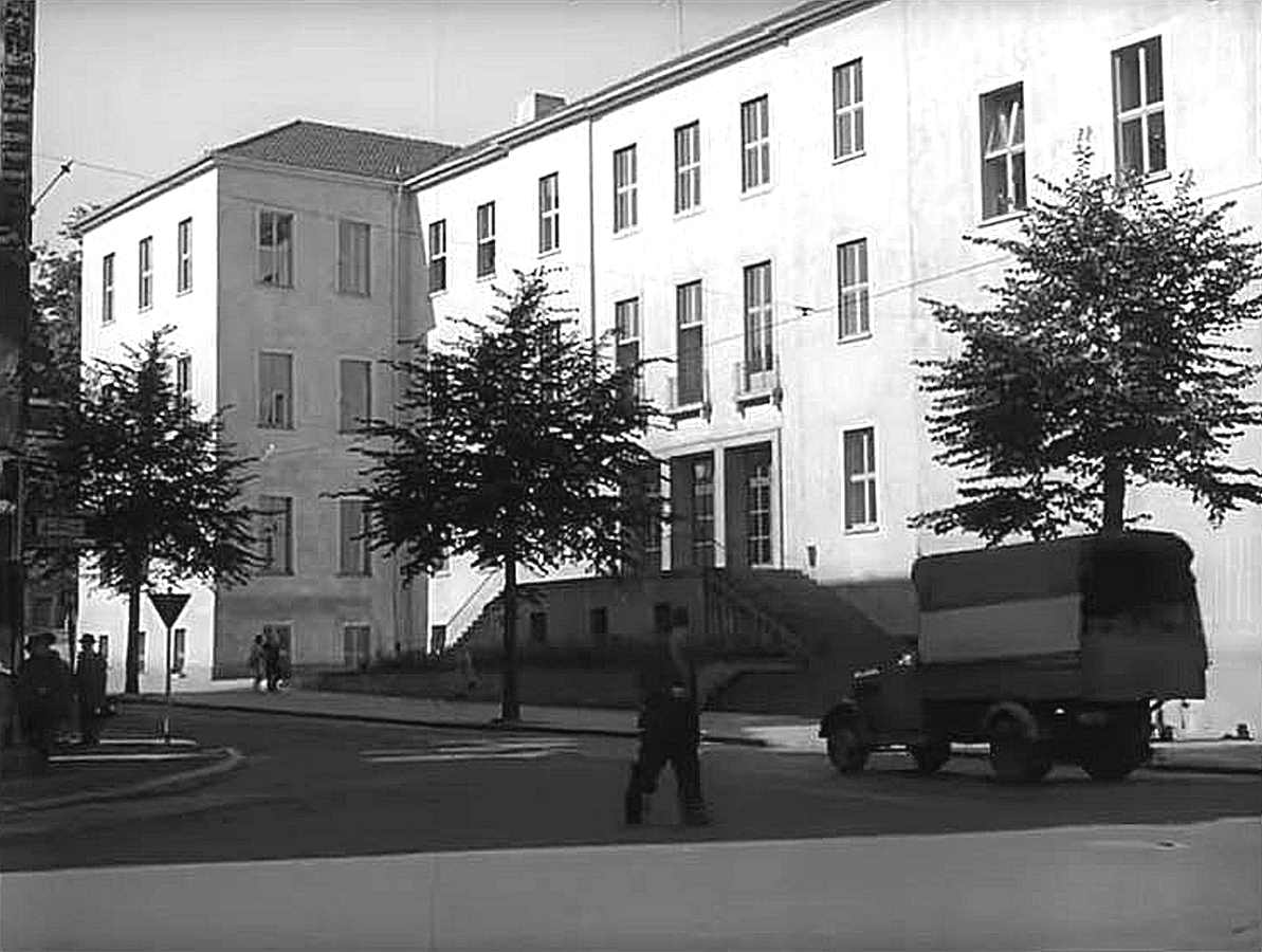 EU/D/NRW/HA/Hagen/Goldbergstrasse/Fichte-Gymnasium/1953xxxx_EU_D_NW_HA-City_Goldbergstrasse_Fichte-Gymnasium_Front_(RolfMRost)