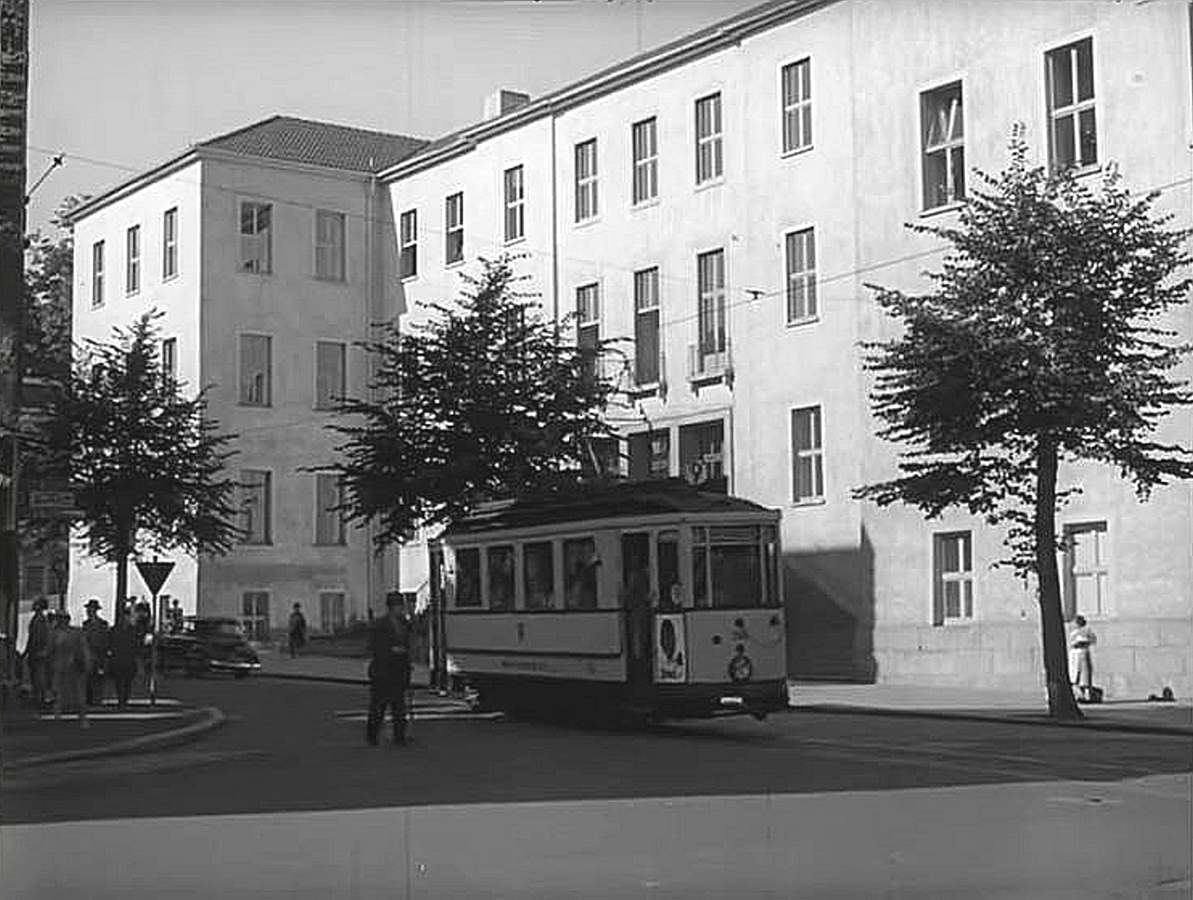 EU/D/NRW/HA/Hagen/Goldbergstrasse/Fichte-Gymnasium/1953xxxx_EU_D_NW_HA-City_Goldbergstrasse_Fichte-Gymnasium_mit_Tram_Linie_9_(RolfMRost)