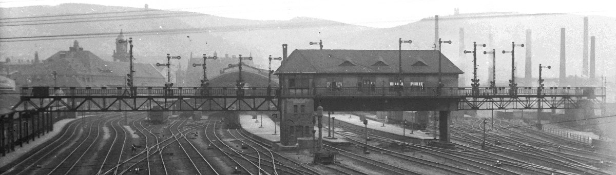 EU/D/NRW/HA/HagenHauptbahnhof/192803xx_IMG_0167_(HansSevermannSenior)_GERICHTET_DETAIL_Signalanlage+Reiterstellwerk_1200x0341