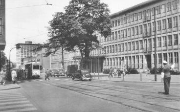 D/NRW/HA/Hagen/Koernerstrasse/Ausschnitt_aus_SW-Wellenrand-AK_Koernerstrasse_von_Einmuendung_Hohenzollernstrasse_westwaerts_mit_Elektromark_und_Sparkasse_etwa_um_1960