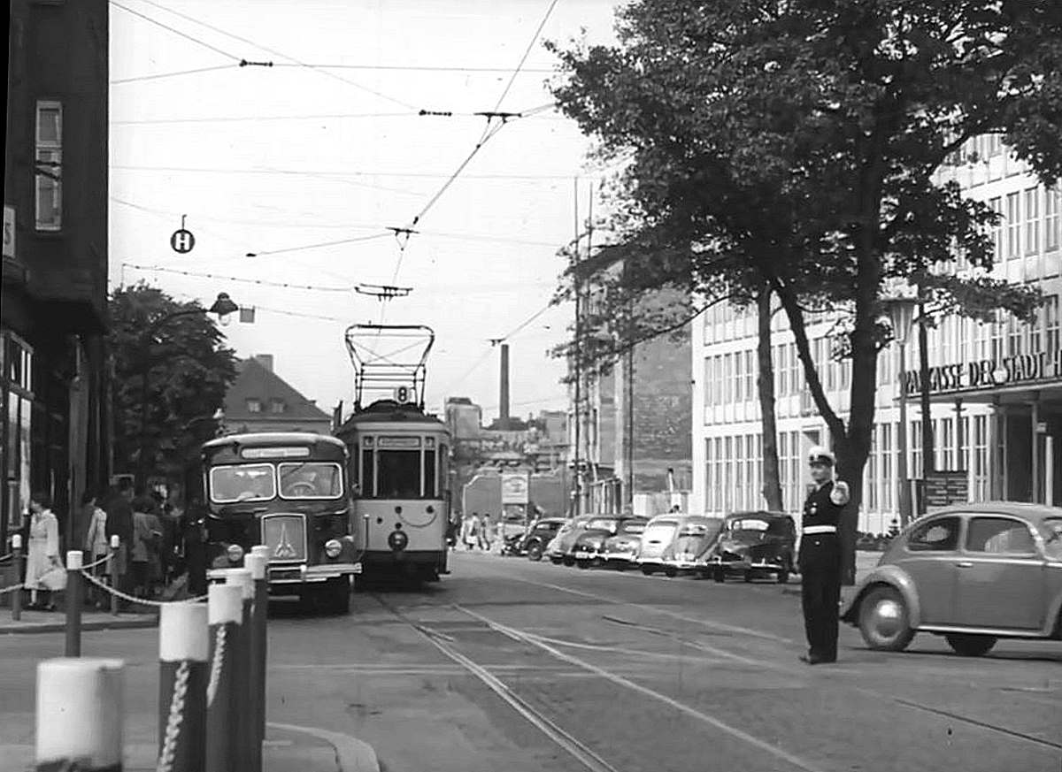 EU/D/NRW/HA/Hagen/Koernerstrasse/EinmuendungHohenzollernstrasse/1953xxxx_EU_D_NW_HA-City_Koernerstrasse_Einmuendung_Hohenzollernstraße_mit_StadthausI_(RolfMRost)