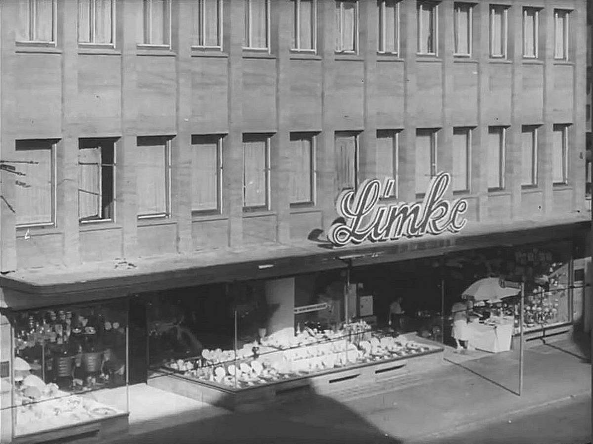 EU/D/NRW/HA/Hagen/Mittelstrasse/KaufhausLimke/1953xxxx_EU_D_NW_HA-City_Mittelstrasse_KaufhausLimke_Front_Schaufenster_(RolfMRost)