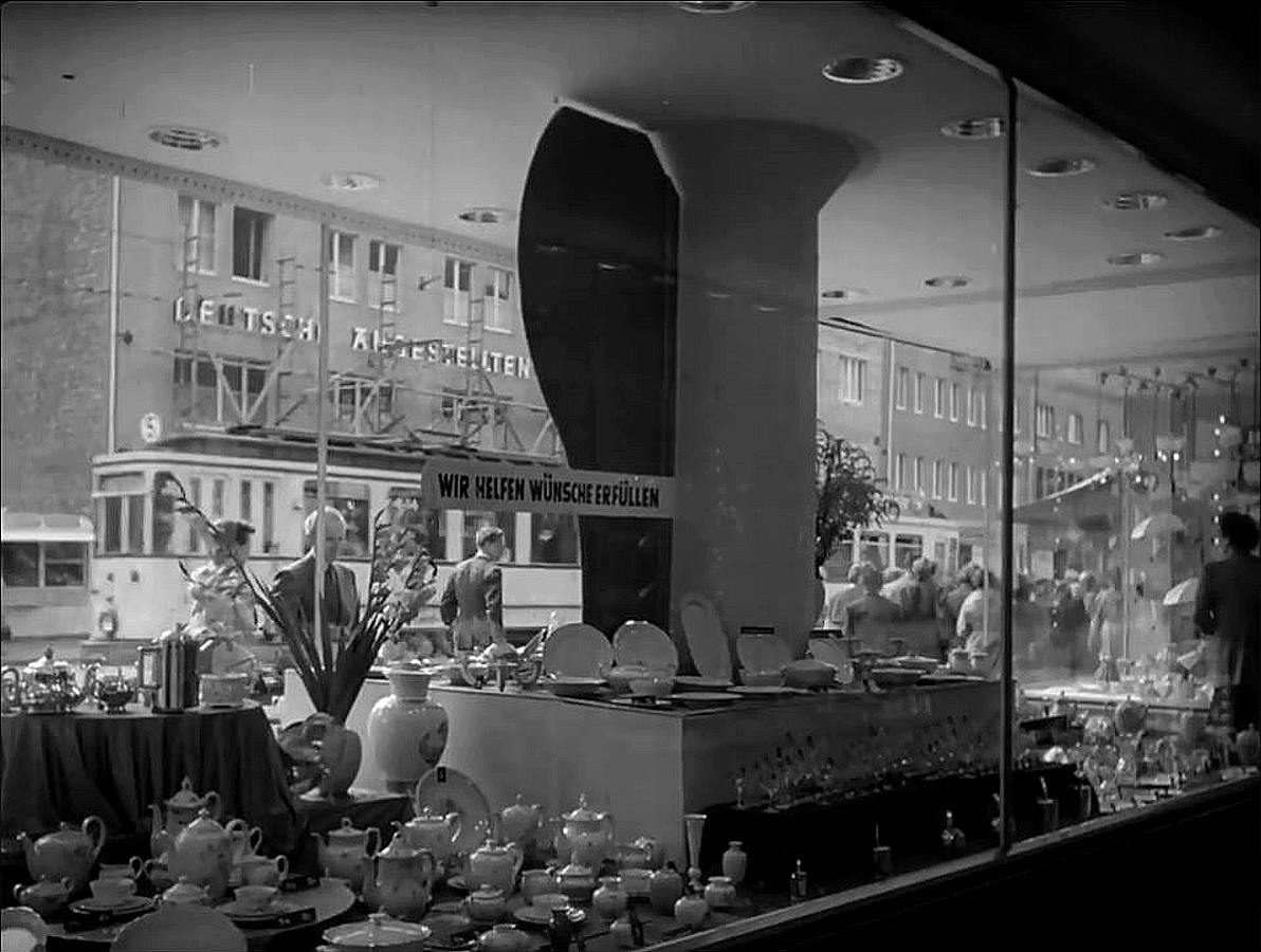 EU/D/NRW/HA/Hagen/Mittelstrasse/KaufhausLimke/1953xxxx_EU_D_NW_HA-City_Mittelstrasse_KaufhausLimke_Vitrine_mit_Tram_Linie_5_(RolfMRost)