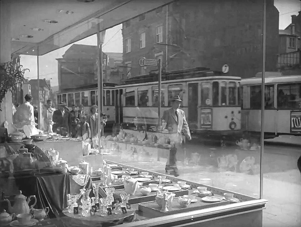 EU/D/NRW/HA/Hagen/Mittelstrasse/KaufhausLimke/1953xxxx_EU_D_NW_HA-City_Mittelstrasse_KaufhausLimke_Vitrine_mit_Tram_Linie_7_(RolfMRost)