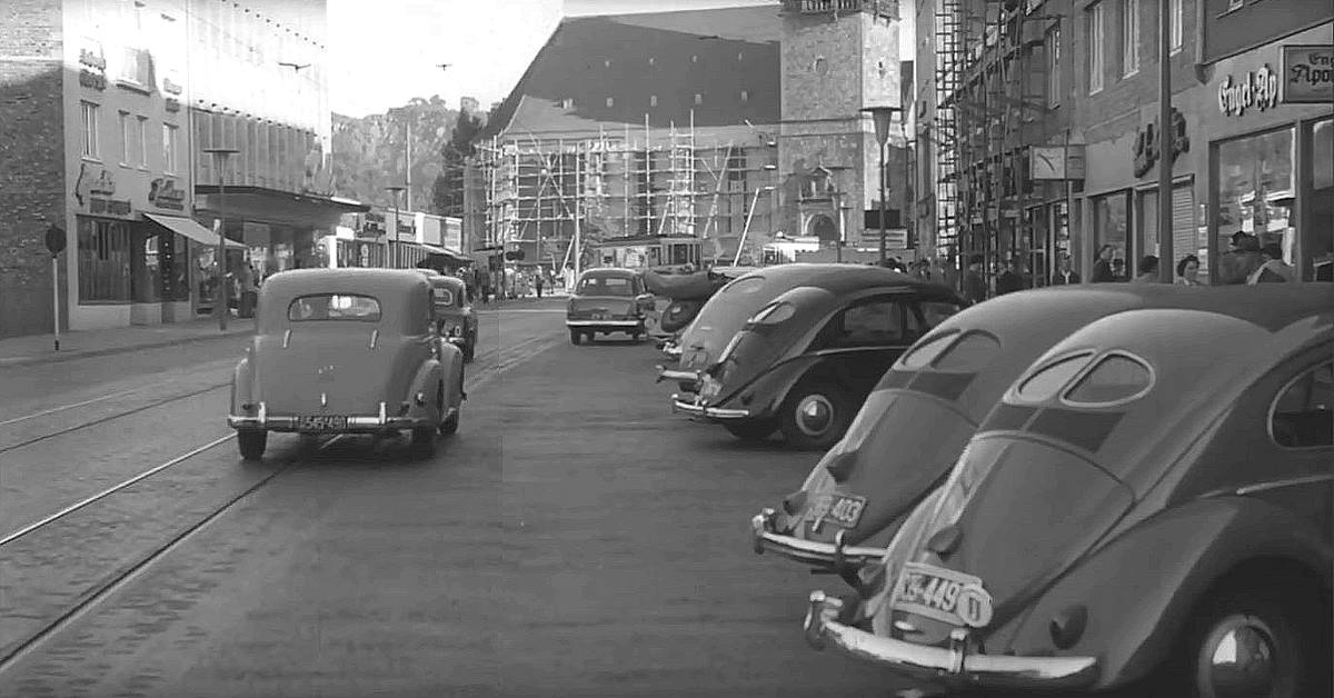 EU/D/NRW/HA/Hagen/Mittelstrasse/Ostende/1953xxxx_EU_D_NW_HA-City_Mittelstrasse_vor_der_Engel-Apotheke_(RolfMRost)