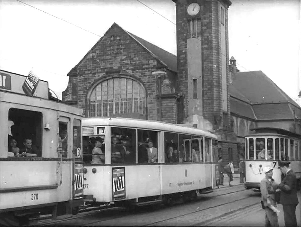 EU/D/NRW/HA/Hagen/StrasseAmHauptbahnhof/1953xxxx_EU_D_NW_HA-City_StrasseAmHauptbahnhof_Hbf_Tram-Linie3_(RolfMRost)