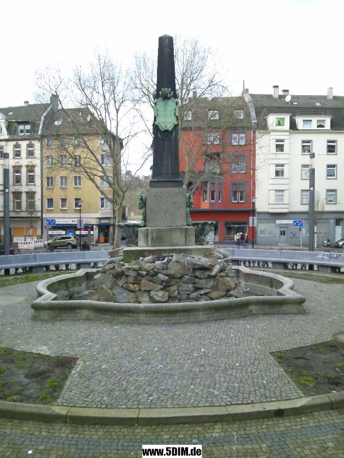 EU/D/NRW/HA/Wehringhausen/Bodelschwinghplatz/3-Kaiser-Brunnnen/20191229w1442_DSC_4043_EU_D_NW_HA-Wehringhausen_Bodelschwinghplatz_3-Kaiser-Brunnen_con_SO_0675x1200