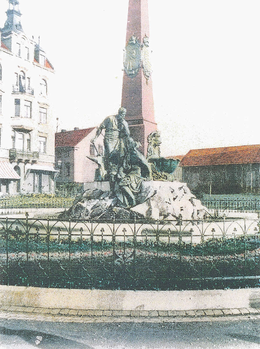 EU/D/NRW/HA/Wehringhausen/Bodelschwinghplatz/Detail_einer_colorierten_AK_vom_Dreikaiserbrunnen_mit_Wehringhauser_Strasse_um_1900