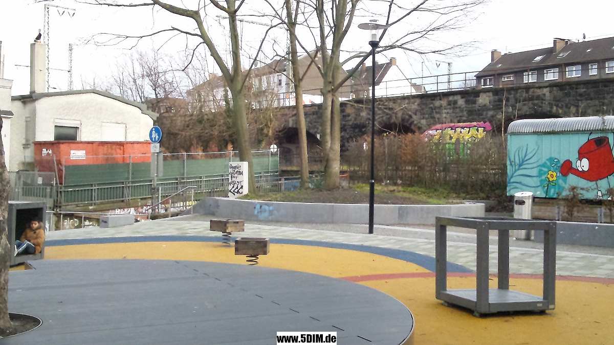 EU/D/NRW/HA/Wehringhausen/Bodelschwinghplatz/Spielplatz/20191229w1442_DSC_4041_EU_D_NW_HA-Wehringhausen_Bodelschwinghplatz_Spielplatz_Tunnel-Blick_1200x0675