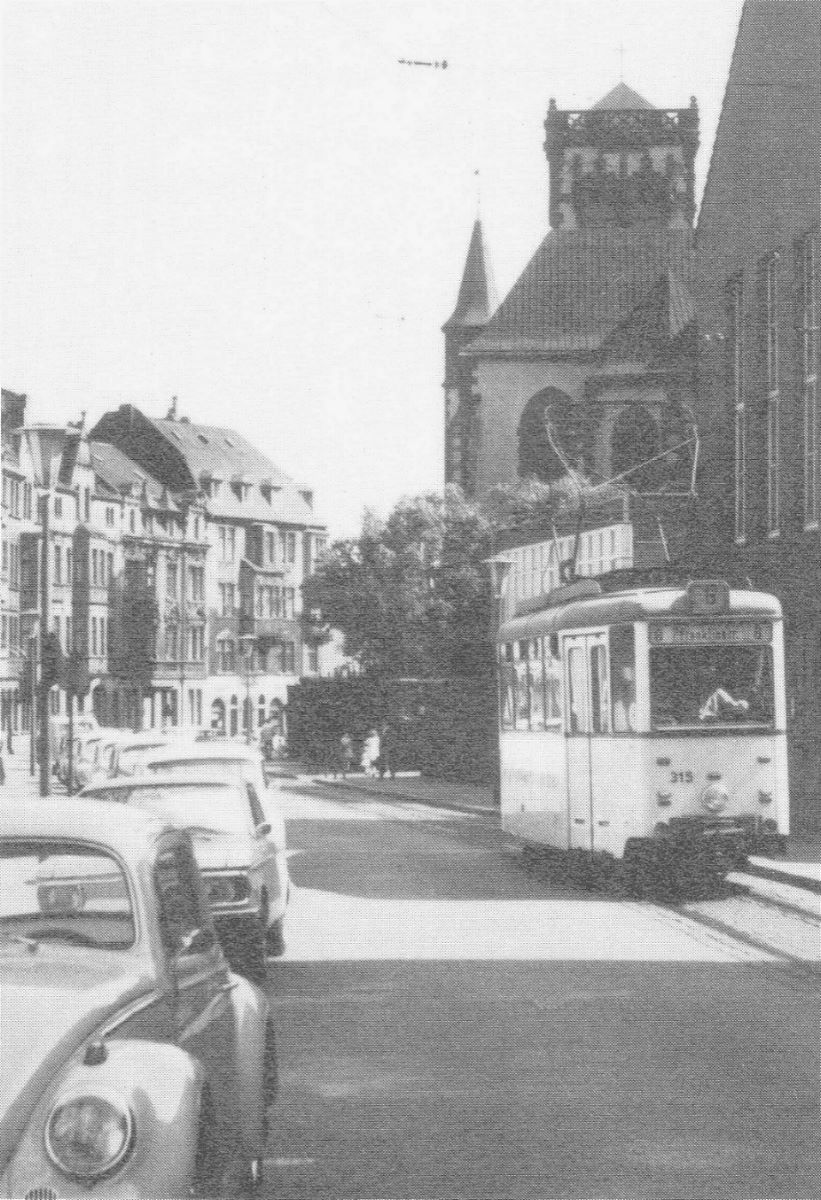 EU/D/NRW/HA/Wehringhausen/Langestrasse/19660605_HA-Wehringhausen_Lange_Strasse_Tram_und_Michaeliskirche_(L+R1989-62)