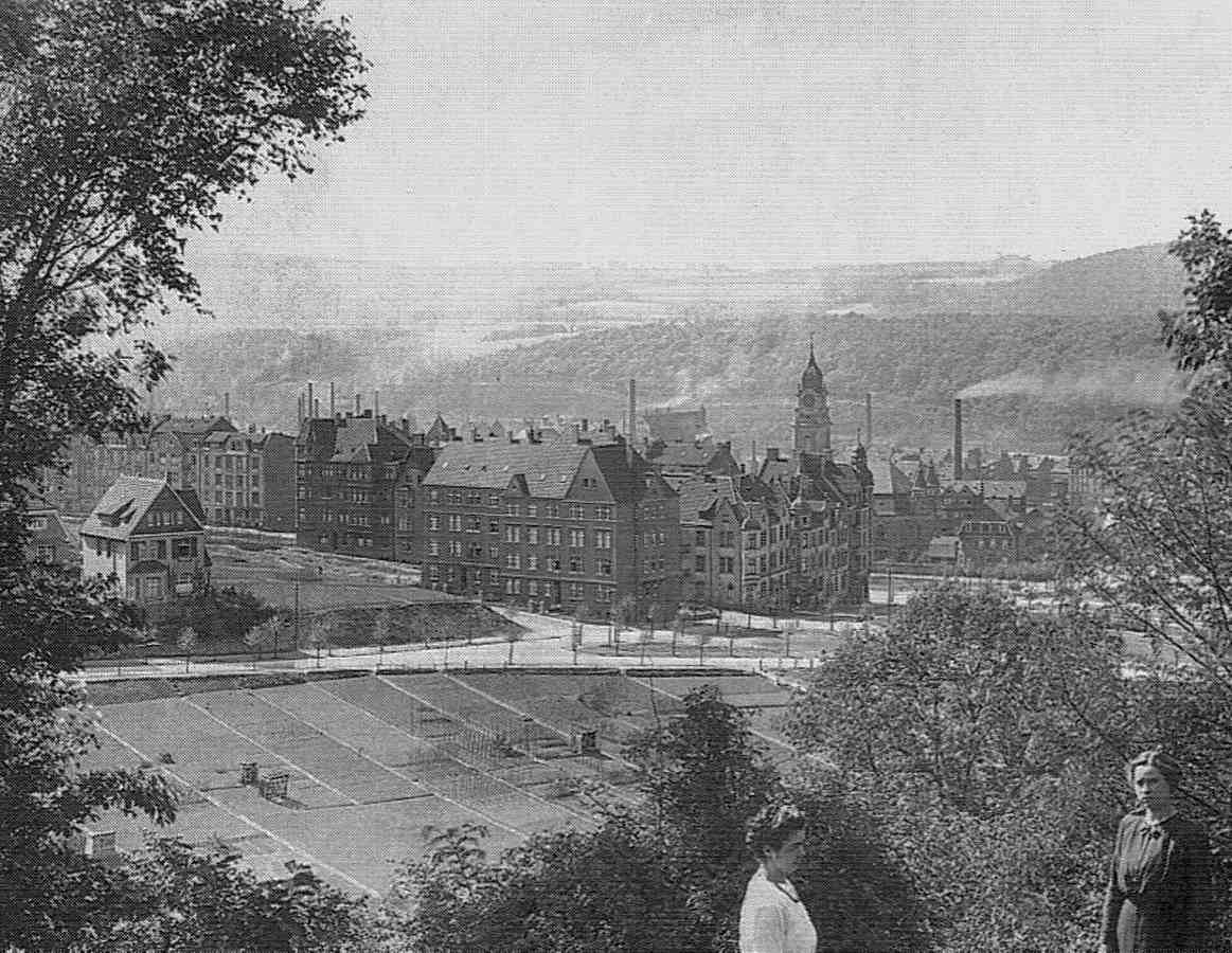 EU/D/NRW/HA/Wehringhausen/Paulusviertel/SW-Foto_EU_D_NW_HA-Wehringhausen_Gutenberg-_+_Henschelstrasse_etwa_um_1920_(FotoMende)_DETAIL_Panorama_1163x0900