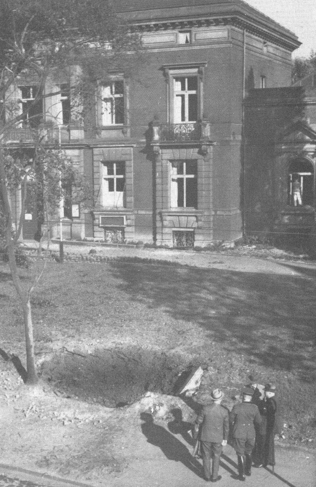 EU/D/NRW/HA/Wehringhausen/WehringhauserStrasse/VillaPost/19400xxx_Bombentrichter_vor_der_Villa_Post