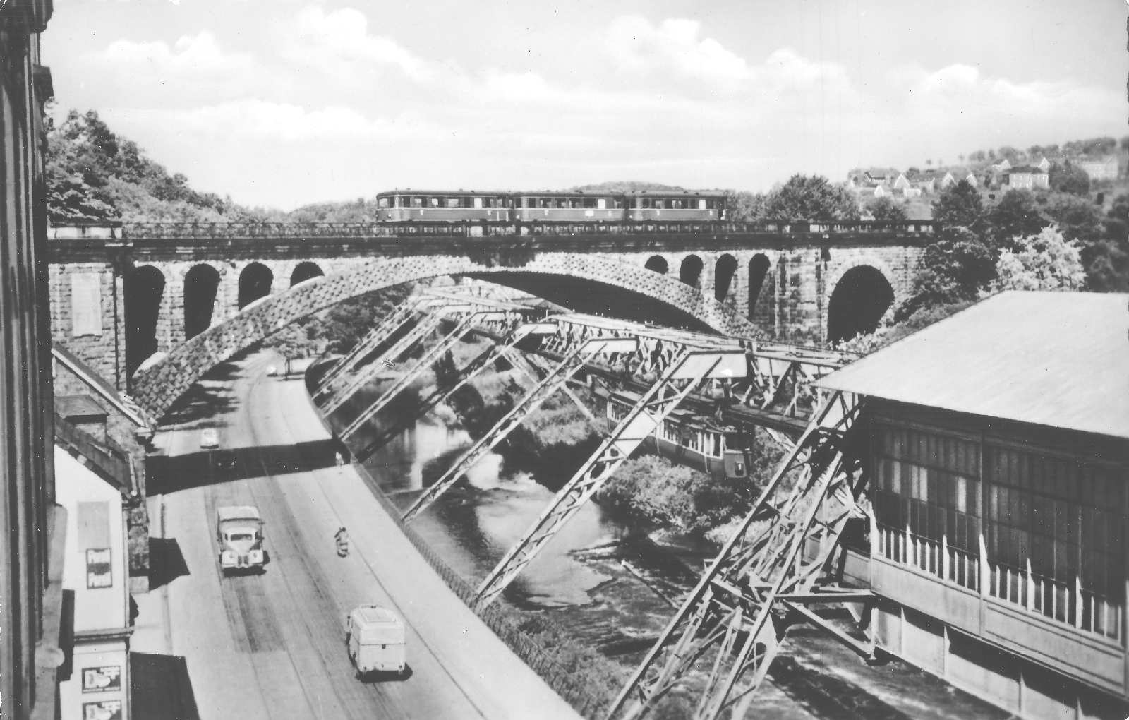Wuppertaler Schwebebahn tren monorraíl​ suspendido del techo monorail train suspended from the ceiling