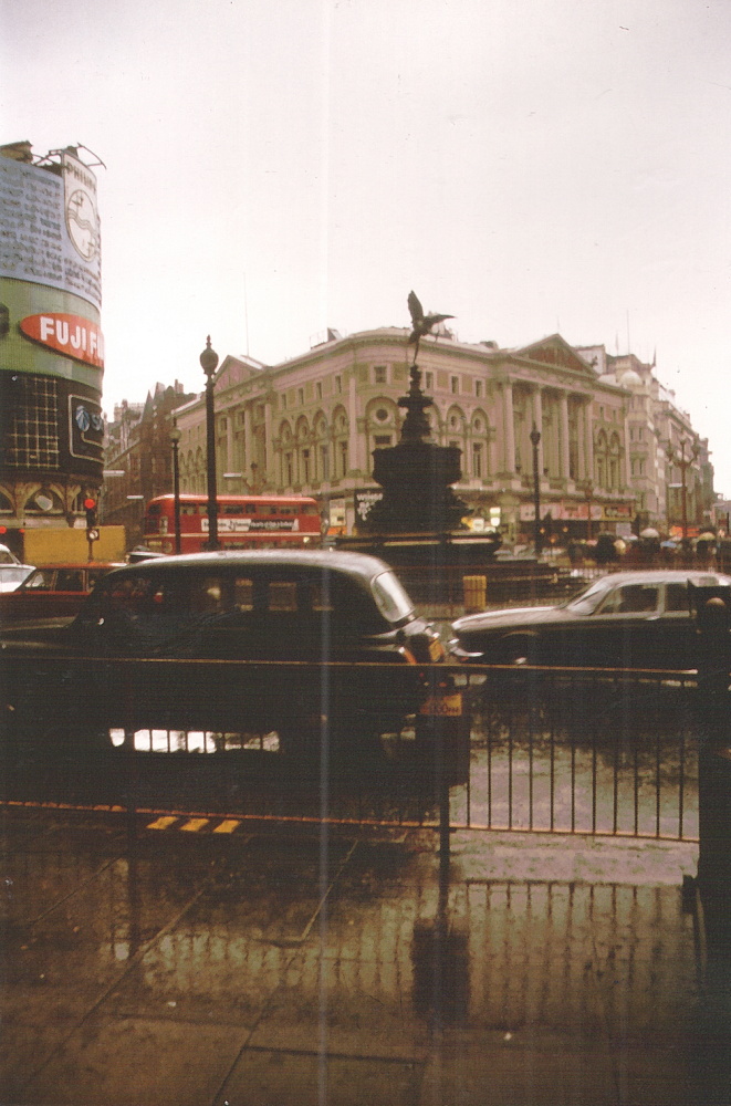 EU/GB/England/London/PiccadillyCircus/19790817-0472-mi_Cats_and_Dogs_at_Piccadilly_Circus