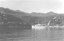 EU/HR/Istrien/Opatijskarivijera/Lovran/Ika/Hafen/19560921_Fr_2_Ika_'Tourendampfer'_vor_der_Bucht_Motorbootfahrt.