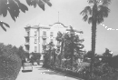 EU/HR/Istrien/Opatijskarivijera/Lovran/Hotels/HotelBeograd/SW-AK_EU_HR_Lovran_Hotel_Beograd_mit_parkenden_Autos_1957