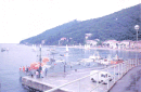 HR/Istrien/Opatijskarivijera/MoscenickaDraga/198606xx_MD_Strandpanorama_vom_Hafen_aus