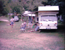 HR/Istrien/Opatijskarivijera/MoscenickaDraga/Autocamp/20020906_IMAGE43_Eltern_vor_ihrem_Wohnmobil