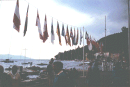 HR/Istrien/Opatijskarivijera/MoscenickaDraga/Hafen/198606xx_MD_Hafen_Flaggen_am_Strand