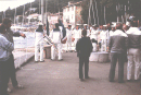 HR/Istrien/Opatijskarivijera/MoscenickaDraga/Hafen/198606xx_MD_Hafen_Matrosen_an_den_Flaggen