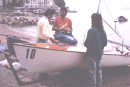 HR/Istrien/Opatijskarivijera/MoscenickaDraga/Strandpromenade/Hauptstrand/198606xx_MD_Segler-Crew_am_Strand_vor_dem_Hafen