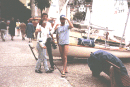 HR/Istrien/Opatijskarivijera/MoscenickaDraga//Hauptstrand/198606xx_MD_Segler-Crew_am_Strand_vor_dem_Hotel_Marina