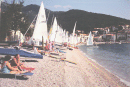 HR/Istrien/Opatijskarivijera/MoscenickaDraga/Hauptstrand/198606xx_MD_Sipar_Regattaboote_am_Strand