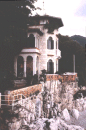 HR/Istrien/Opatijskarivijera/MoscenickaDraga/Strandpromenade/198606xx_MD_Strandvilla_in_der_Daemmerung