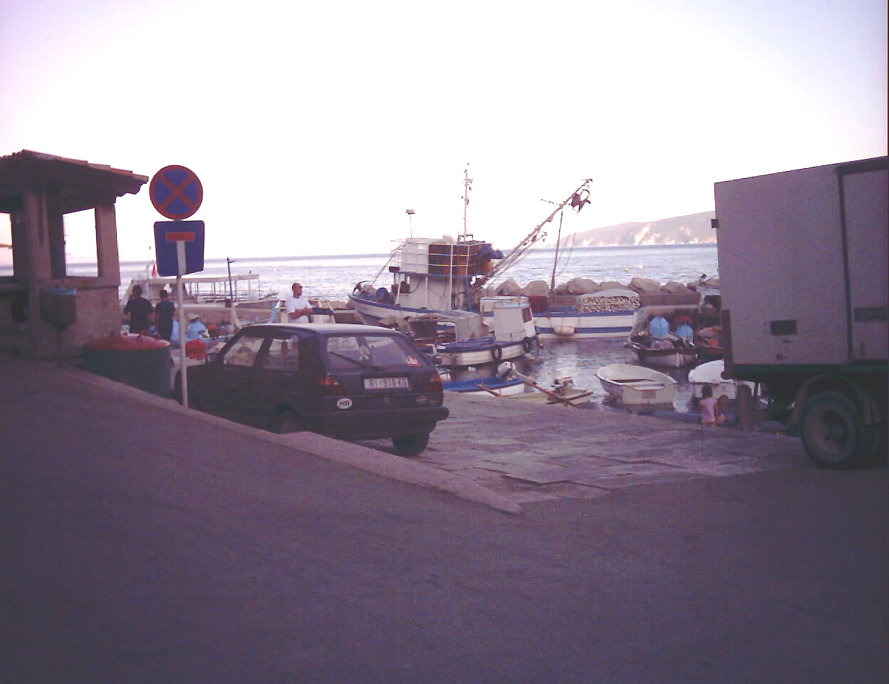 HR/Istrien/Opatijskarivijera/MoscenickaDraga/Strandpromenade/20040611_18xx_35_Hafen