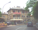 EU/HR/Istrien/Opatijskarivijera/Opatija/20070602-1522_DSCI0116_HR_Opatija_Altbauten_an_der_Strasse